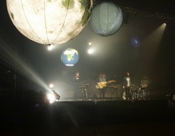 Ambiance de scène avec des ballons éclairant lors d'un concert