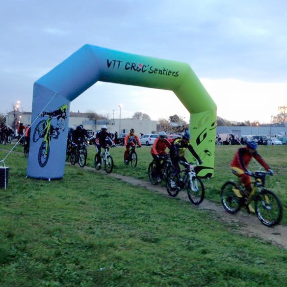 Une arche gonflable pour l'association Croc'Sentiers