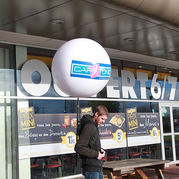 Ballon sur sac à dos pour opération de street marketing